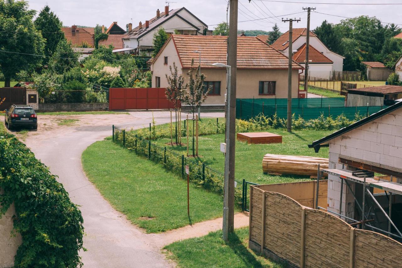 Kostomlaty nad Labem Alisa Apartments מראה חיצוני תמונה